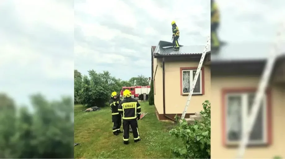 Połamane drzewa i uszkodzony dach, strażacy usuwają szkody powstałe podczas wichury