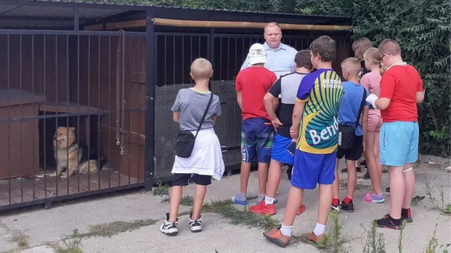 Dzieci z Miejskiej Świetlicy Socjoterapeutycznej z odwiedzinami u bezdomnych psów