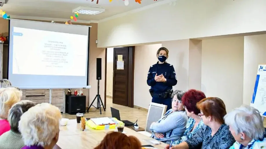 Ostrowskie policjantki spotkały się z seniorami w Broku 