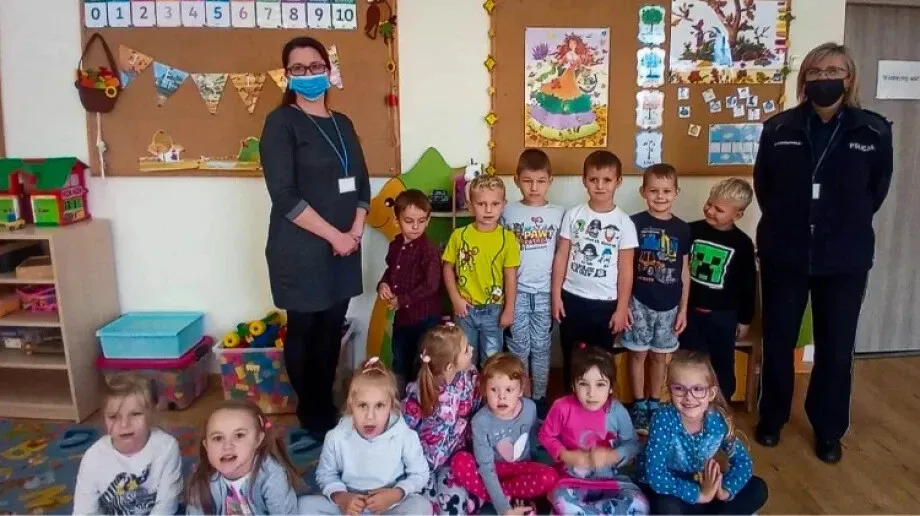 Policjanci w odwiedzinach w Zespole Szkół Publicznych w Jelonkach