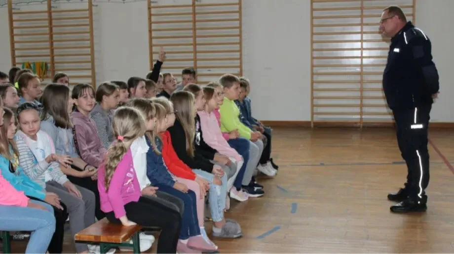Spotkanie z policjantem w szkole podstawowej w Starej Ruskołęce