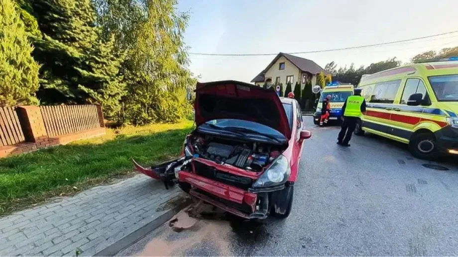 Zderzenie dwóch pojazdów w Starym Lubotyniu. Dwie osoby trafiły do szpitala