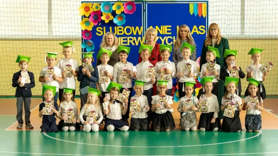 Ślubowanie klas pierwszych w Szkole Podstawowej nr 2 w Ostrowi Mazowieckiej