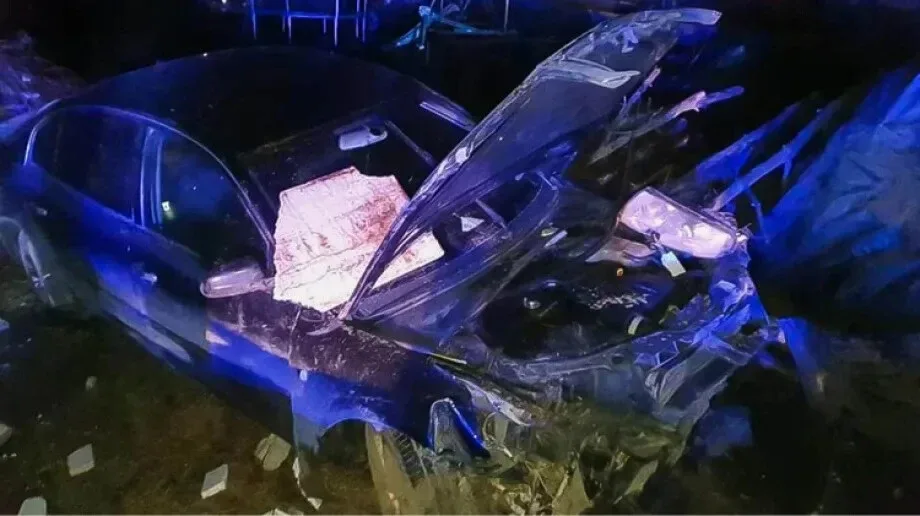Auto przebiło betonowe ogrodzenie posesji. Kierowca trafił do szpitala