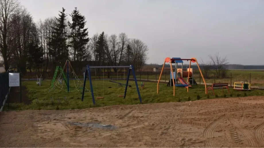 Dzięki lokalnej inicjatywie powstało ogrodzenie wokół placu zabaw w Koskowie 
