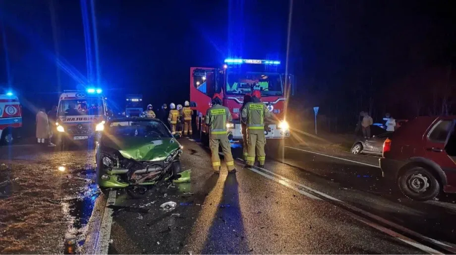 Wypadek drogowy z udziałem trzech samochodów. Jedna osoba trafiła do szpitala