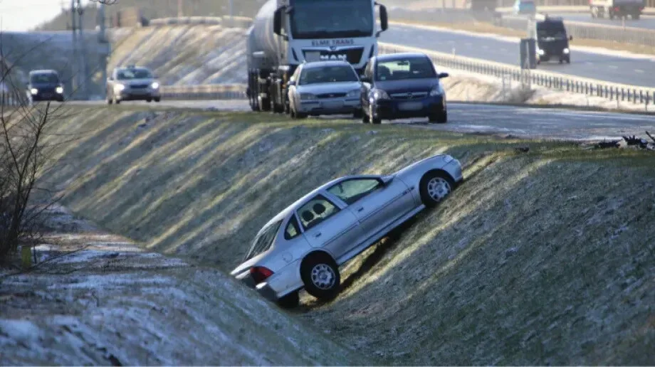 W wyniku kolizji na Warszawskiej opel wpadł do rowu (zdjęcia)