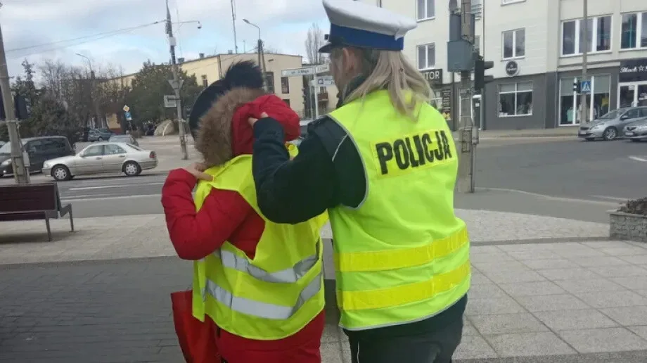 Policjantka z WRD wręczyła prezenty z okazji Dnia Kobiet