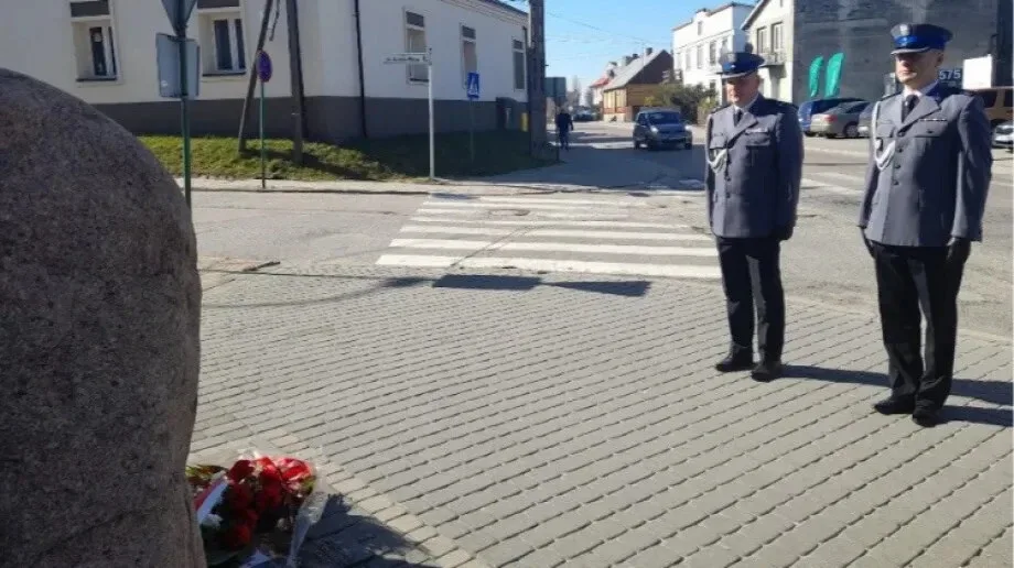 Obchody Dnia Pamięci o Ofiarach Zbrodni Katyńskiej przed ostrowską komendą