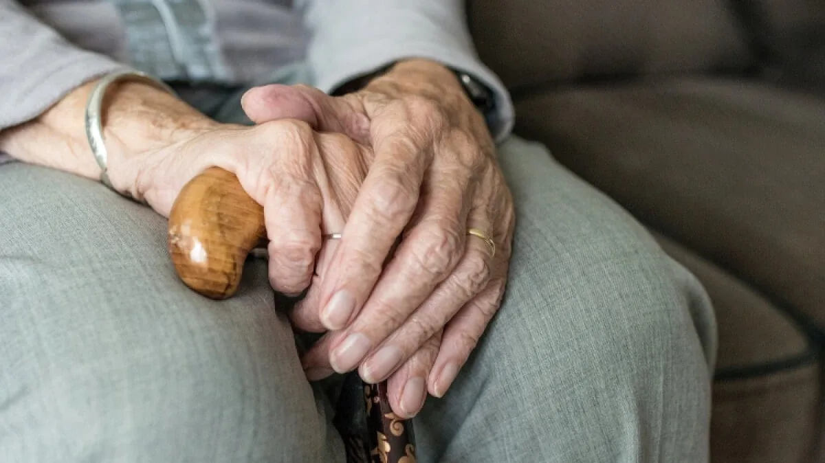 66-latka zwróciła uwagę na spacerującą w nocy seniorkę. Starsza kobieta bezpiecznie trafiła do domu
