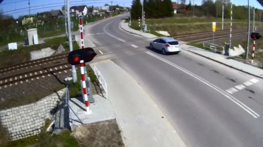 Kobiety zignorowały czerwone światło na przejeździe kolejowym, mogło dojść do tragedii (wideo)