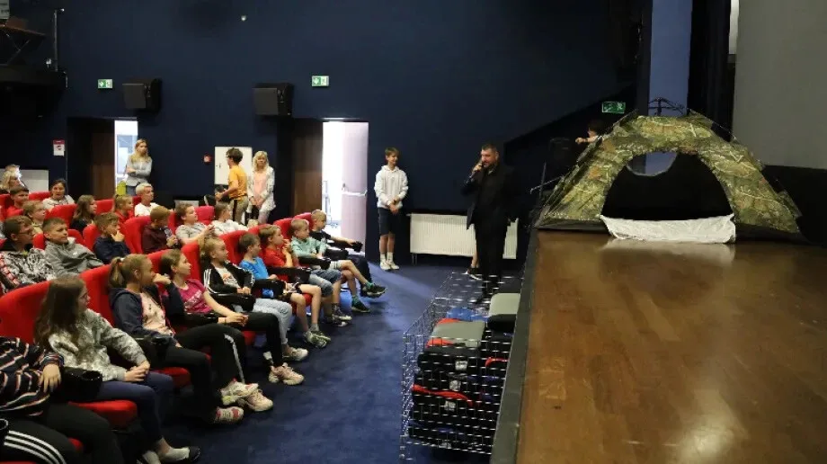 Ostrowskie szkoły podstawowe na seansie filmu pt. 'Dolina Bugu - ptaki widzą lepiej'