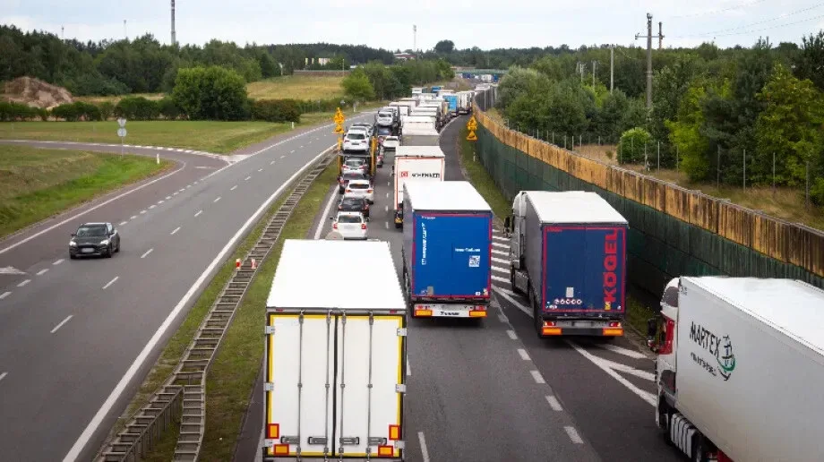 Uwaga! Ogromny korek na trasie S8 i zwiększony ruch na ostrowskich ulicach (zdjęcia)