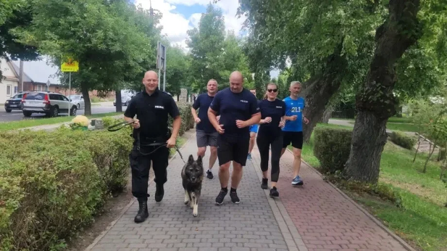 Ostrowscy policjanci pobiegli w szczytnym celu. Udział wziął również pies policyjny Jason!