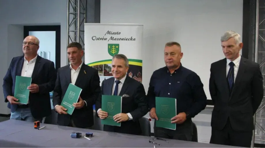 Podpisanie umów z wykonawcami zadania pt. 'Budowa dróg na terenie Miasta Ostrów Mazowiecka' (zdjęcia)