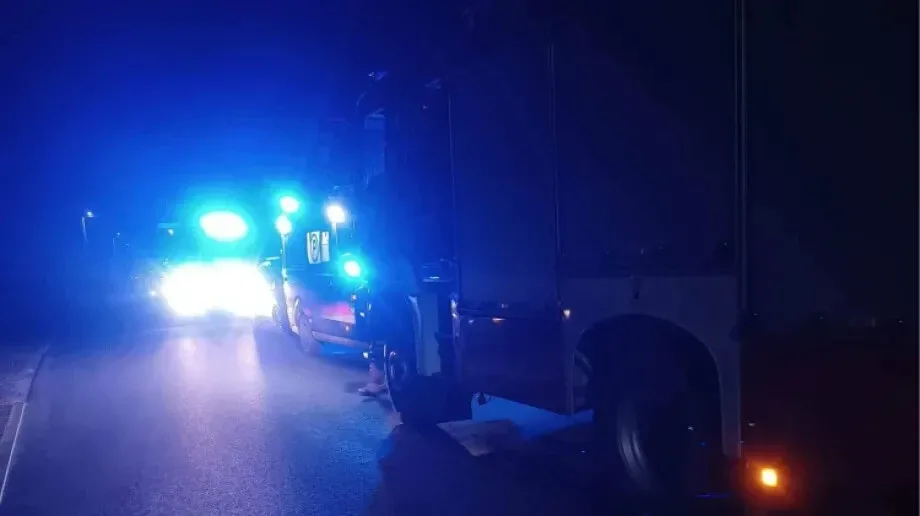 Strażacy siłowo weszli do domu jednorodzinnego. 64-latek trafił do szpitala