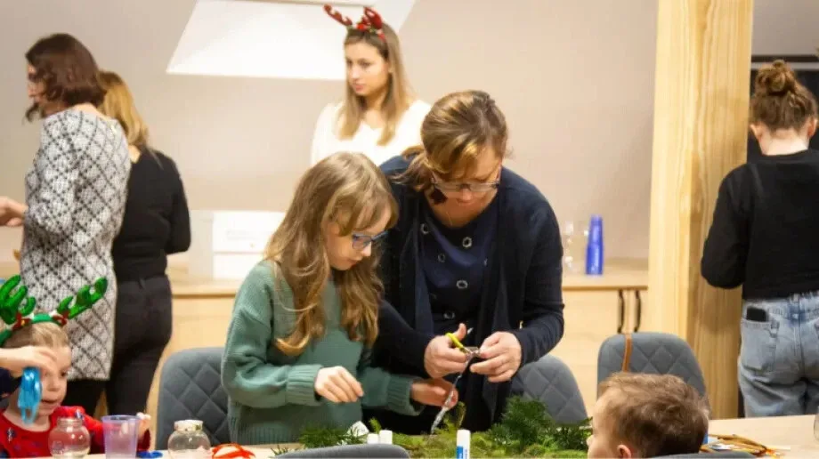 Rodzinne warsztaty w miejskiej bibliotece. Wykonano świąteczne ozdoby i dekoracje (zdjęcia)