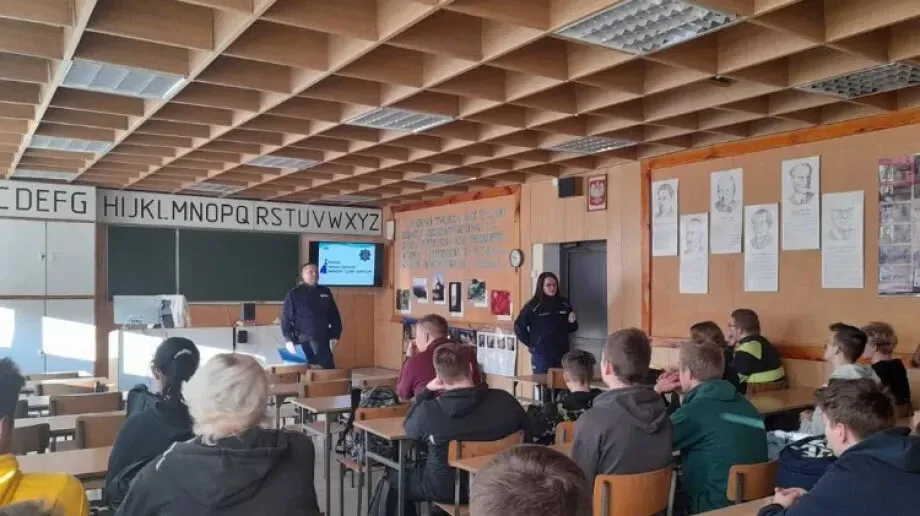 O bezpiecznych zakupach w sieci oraz kryteriach naboru do służby w policji mówili policjanci z powiatu ostrowskiego