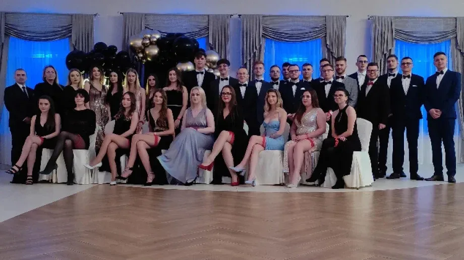 Maturzyści 'Ekonomika' bawili się na studniówce (zdjęcia, wideo)