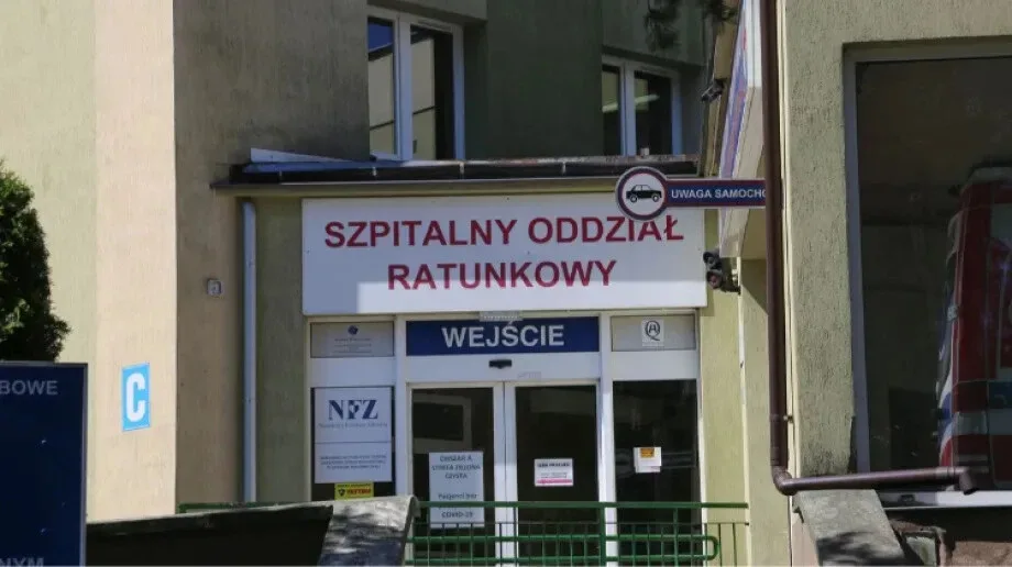 Trzy osoby trafiły do szpitala po uderzeniu samochodu w drzewo