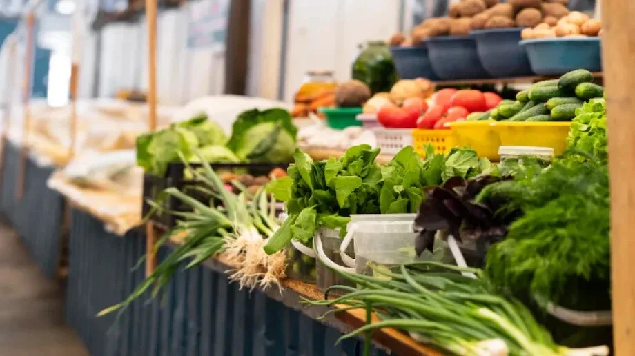 Bazary i targowiska walczą o klientów. Polacy głównie kupują tam warzywa i owoce, ale też nabiał i wędliny
