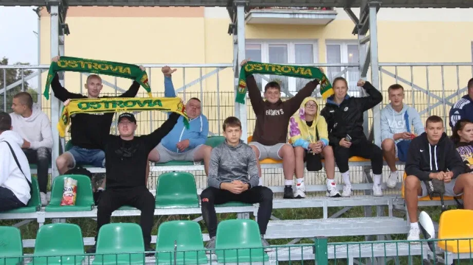 Trybuny pełne kibiców podczas meczu KS Ostrovia i GKS Opia Opinogóra (zdjęcia)