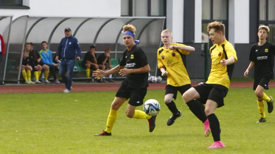 Popołudniowy mecz roczników 2009 KS Ostrovia i Żbik Nasielsk (zdjęcia)