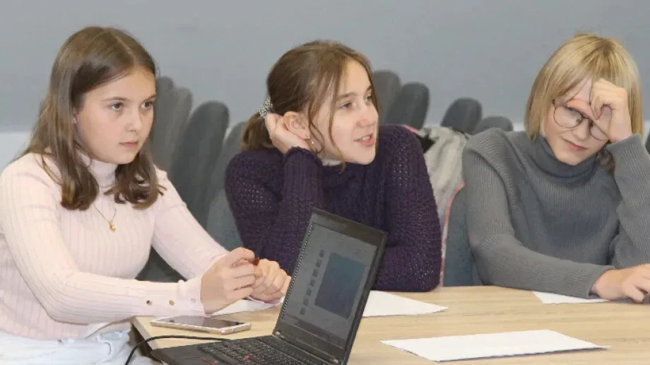 Młodzież poznaje pracę w radiu, telewizji i prasie (zdjęcia)