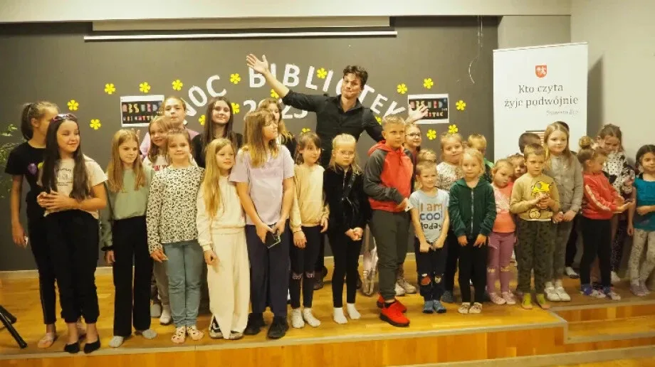 Nocne czytanie i zabawa podczas andrzejewskiej Nocy Bibliotek (zdjęcia)