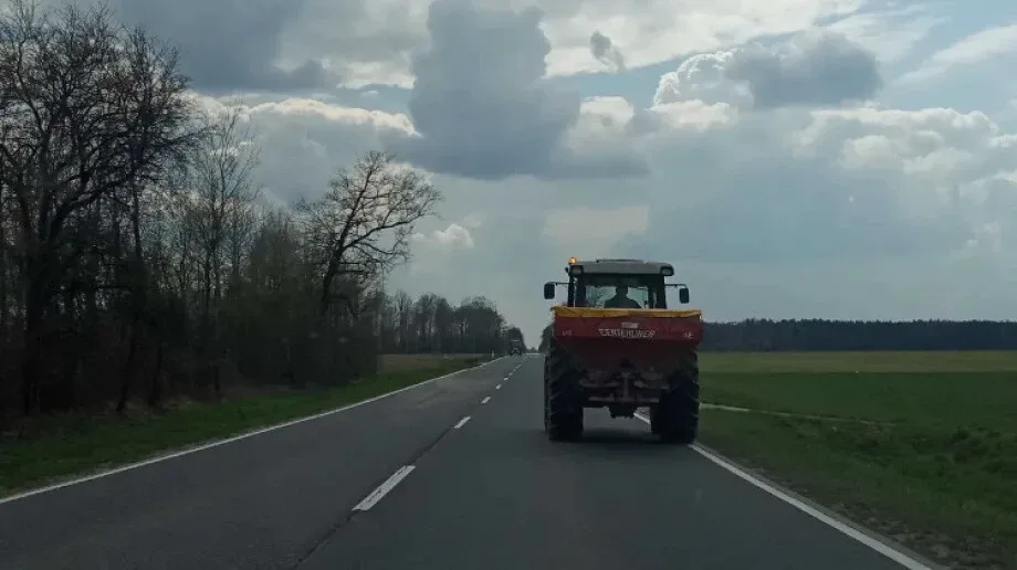Kierowcy maszyn rolniczych tworzą śmiertelną pułapkę na drogach!