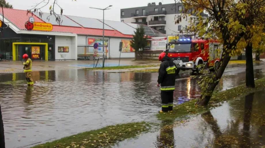 Ulewny deszcz w Ostrowi Mazowieckiej. Lekkie podtopienia w kilku miejscach (zdjęcia)