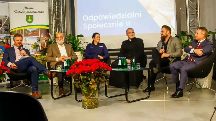 'Odpowiedzialni społecznie'. Wykłady, panel dyskusyjny i wystawa prac wychowanków (zdjęcia)