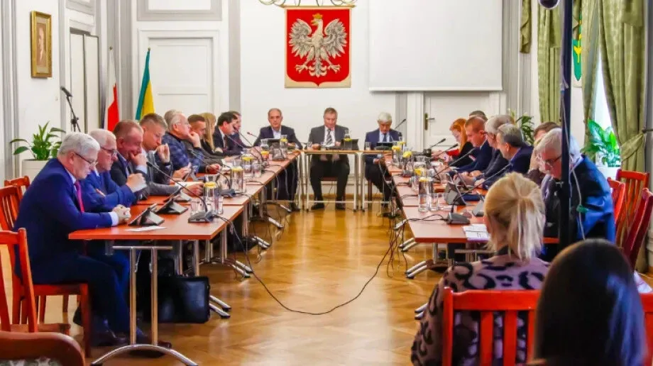 Strategiczne decyzje dla przyszłości Ostrowi Mazowieckiej: Podsumowanie LIII Sesji Rady Miasta (zdjęcia)