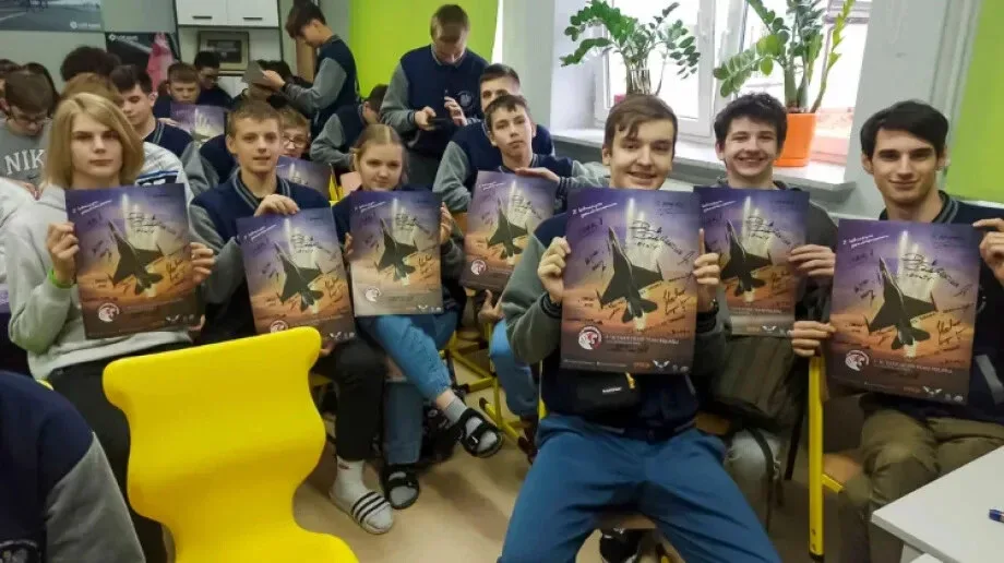 Pilot F-16 spotkał się z uczniami CSL Technikum Lotniczego w Nagoszewie (zdjęcia)