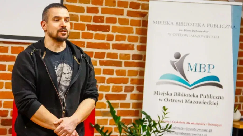 Klimatyczny wieczór w bibliotece: Rozmowa z Krzysztofem Jodłowskim (zdjęcia)