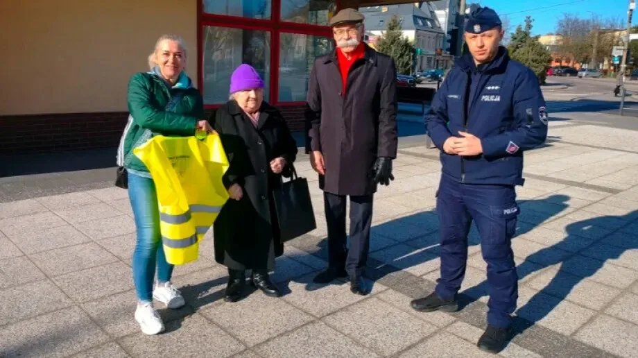Starostwo Powiatowe i Ostrowska Policja świętowały Dzień Kobiet z bezpieczeństwem w tle (zdjęcia)