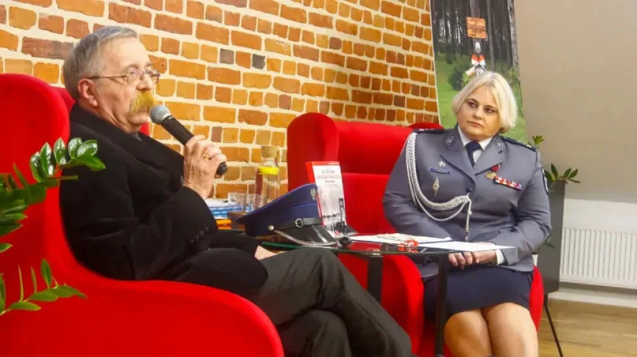 'Granatowy Garnizon Ziemi Ostrowskiej w katyńskich grobach': Wieczór pamięci w bibliotece (zdjęcia)