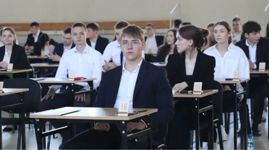 Maturzyści z 'Koperniczka' mierzą się dziś z matematyką (zdjęcia)