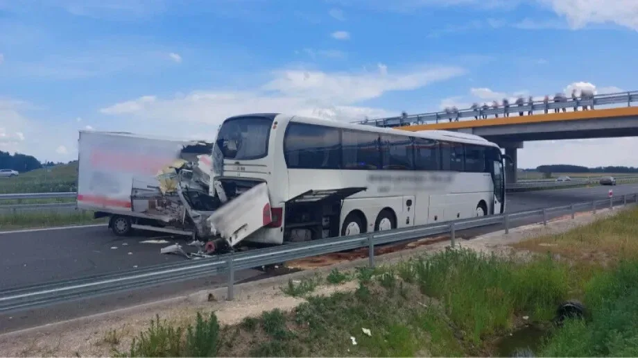 Wypadek na S61. Bus uderzył w autokar z dziećmi