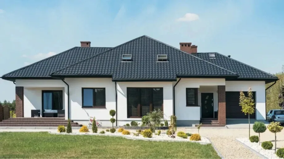 Rodzaje blaszanych pokryć dachowych i ich zastosowanie w budownictwie jednorodzinnym
