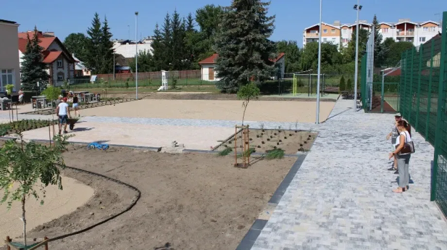 Zmiany na terenie Zespołu Szkół nr 2. Nowa nawierzchnia i zieleń
