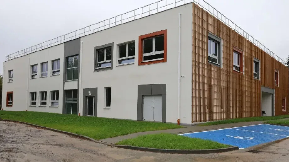 Ostatnie prace przed otwarciem nowej szkoły i przedszkola w Ostrowi Mazowieckiej
