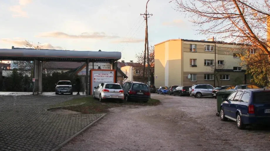 Mieszkańcy przy placu Waryńskiego wciąż walczą z hałasem myjni
