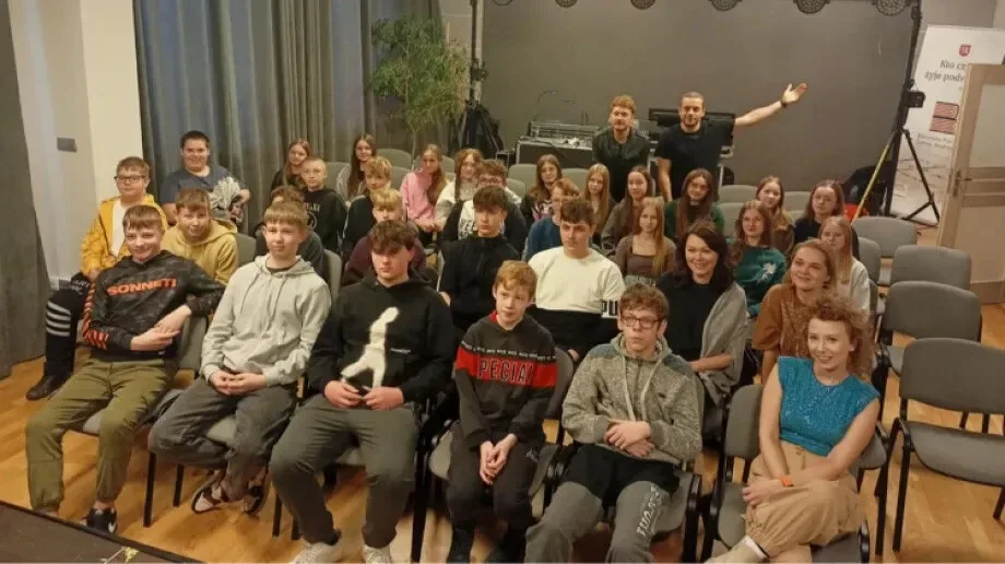 Spektakl 'My, dzieci z dworca Zoo' w Bibliotece Publicznej Gminy Andrzejewo