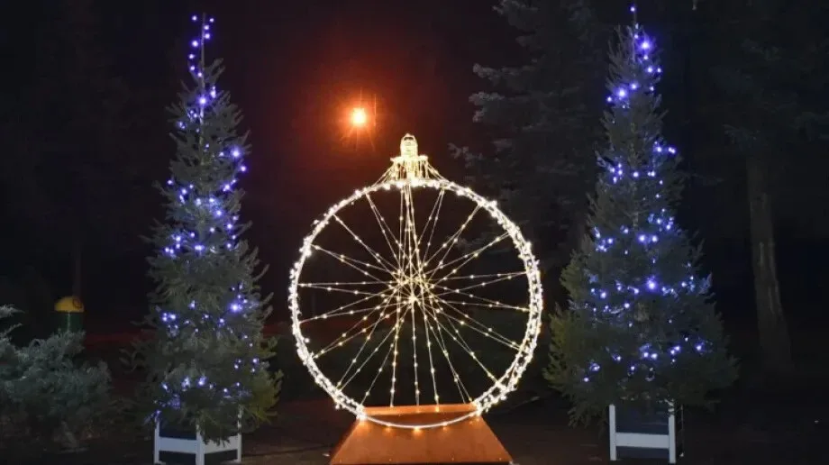 Świąteczna atmosfera w Małkini Górnej. Iluminacja świetlna w centrum