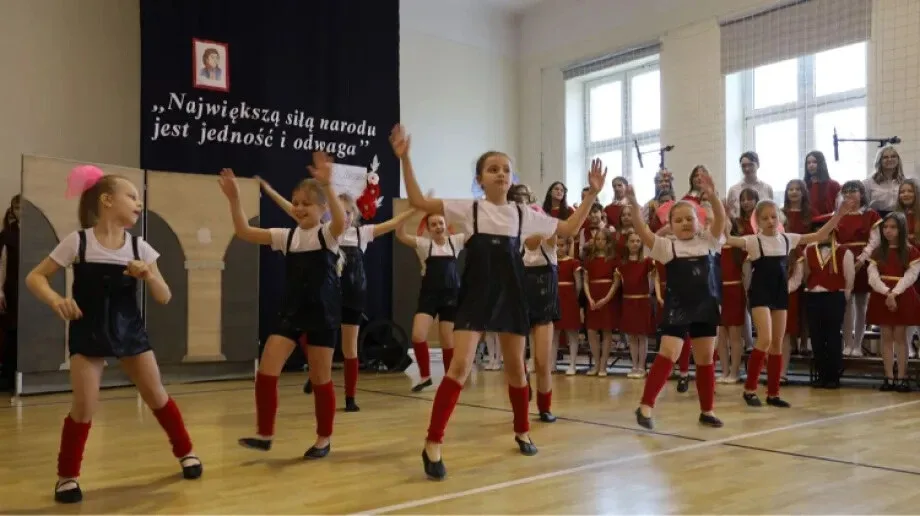 Święto Szkoły w ostrowskiej 'Jedynce'. Wyjątkowy dzień pełen wspomnień i radości (zdjęcia)