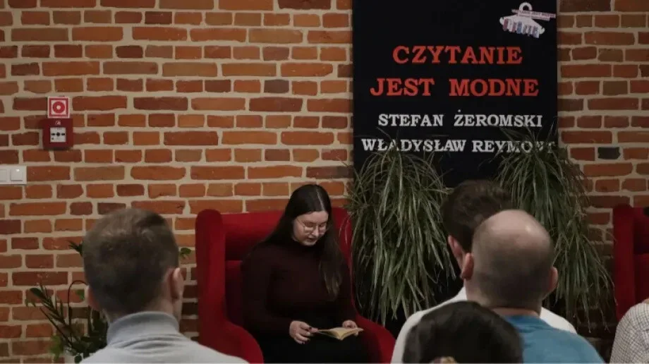 'Czytanie jest modne' po raz ósmy w ostrowskiej bibliotece (zdjęcia)