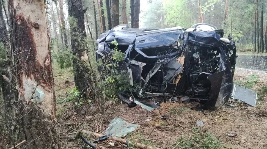 Wypadek na trasie Orło - Daniłowo. Opel wjechał do rowu i uderzył w drzewo (zdjęcia)