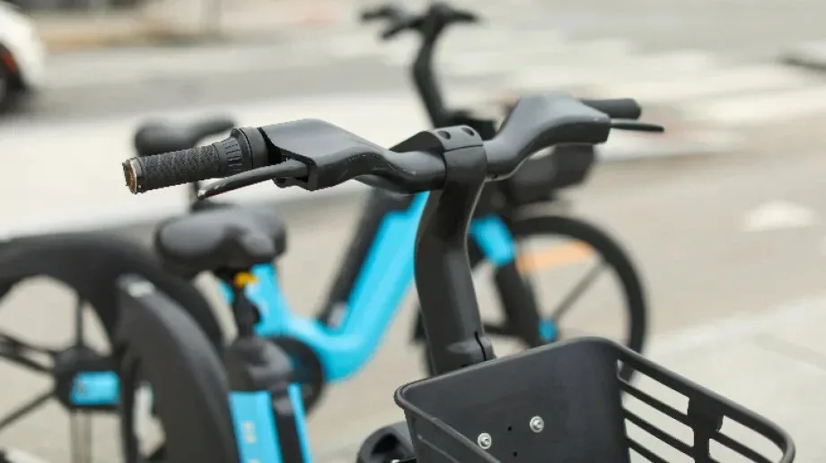 Sezon rowerowy trwa. Sprawdź zasady jazdy na rowerze elektrycznym
