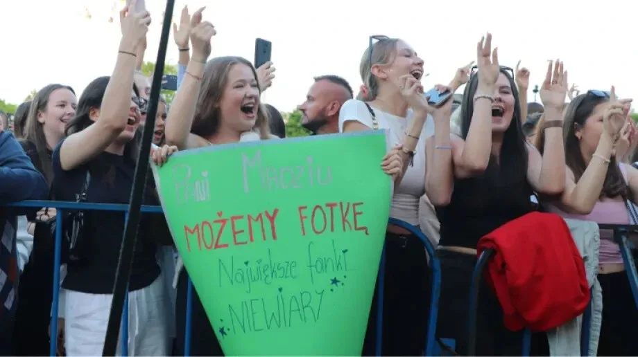 Drugi dzień święta Ostrowi. Wielkie gwiazdy, eksplozja emocji i taneczna noc pod gołym niebem (zdjęcia)
